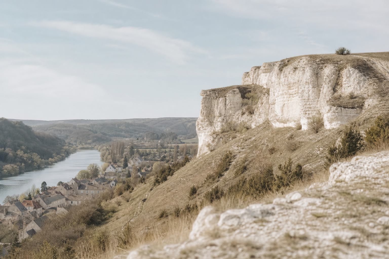 Helle Kreidehänge und ein Kalksteindorf
